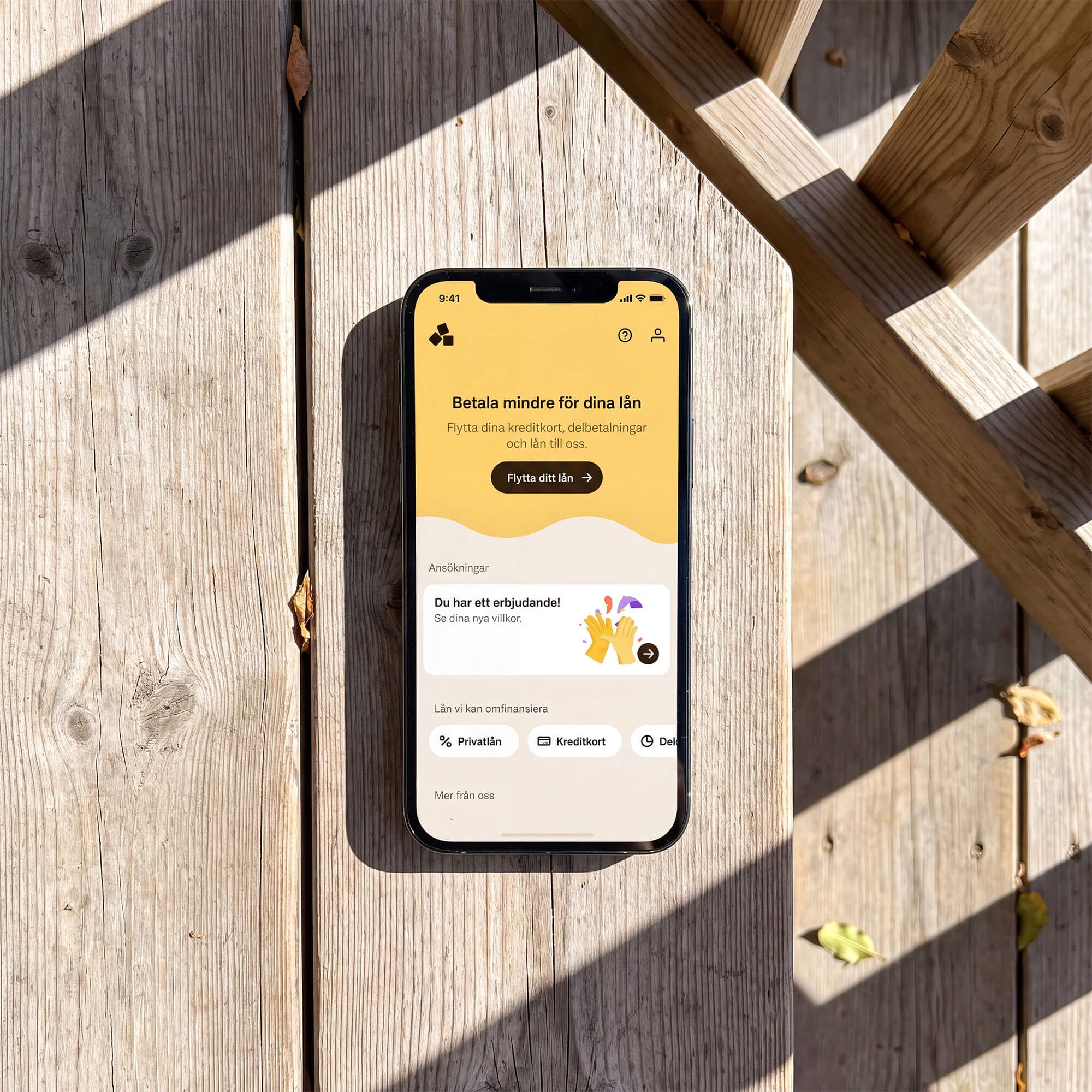 Die Anyfin-App auf einem Handy, das auf einer Holzterrasse liegt